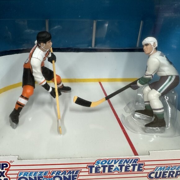 1997 NHL Starting Lineup Freeze Frame One-On-One: Paul Kariya & Eric Lindros - Picture 3 of 6